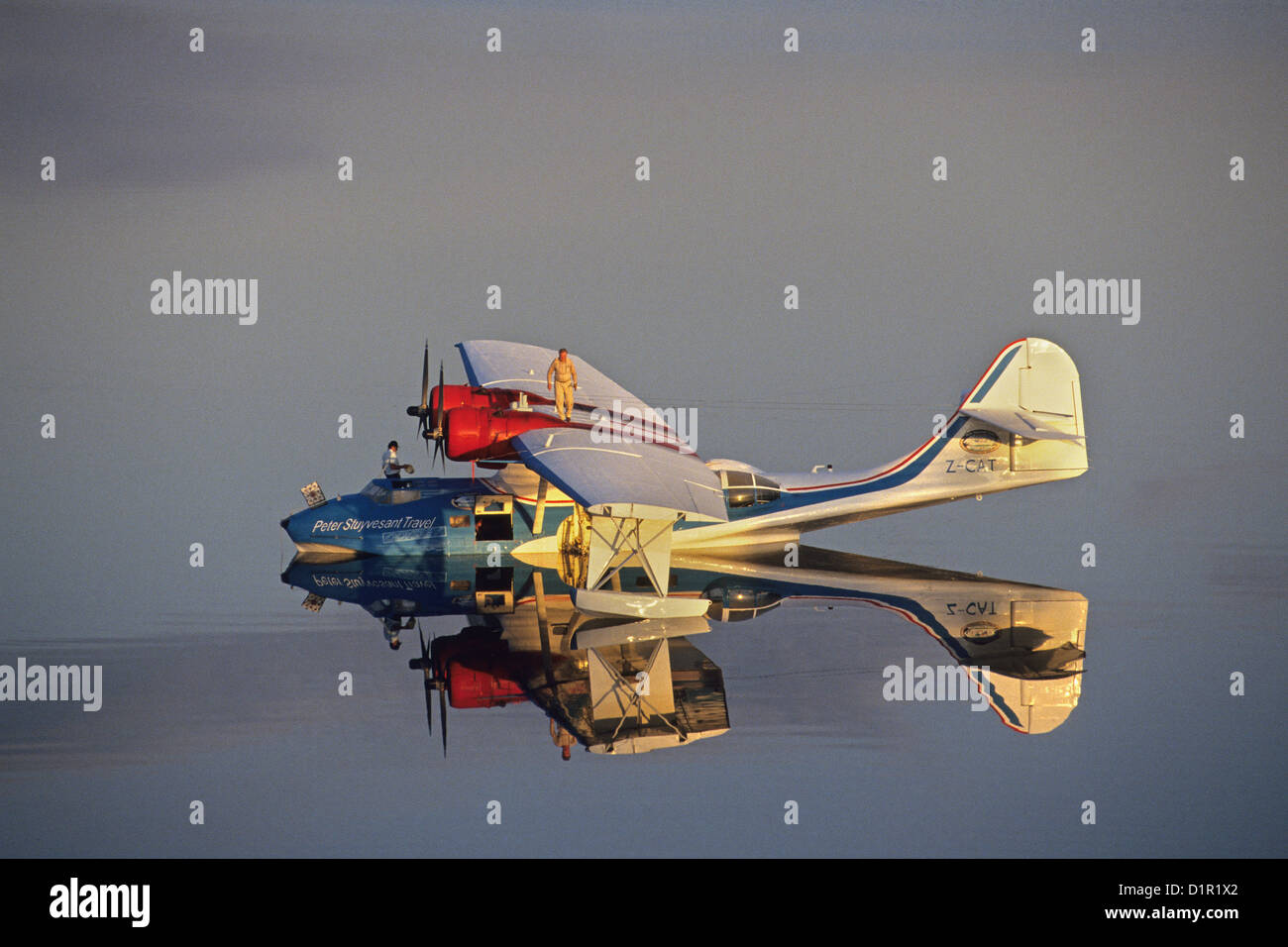 Brasilien, Manaus, Catalina PBY-5A Wasserflugzeug. Crew geht das Flugzeug  mit ausgegraben Kanu am Rio Negro Stockfotografie - Alamy