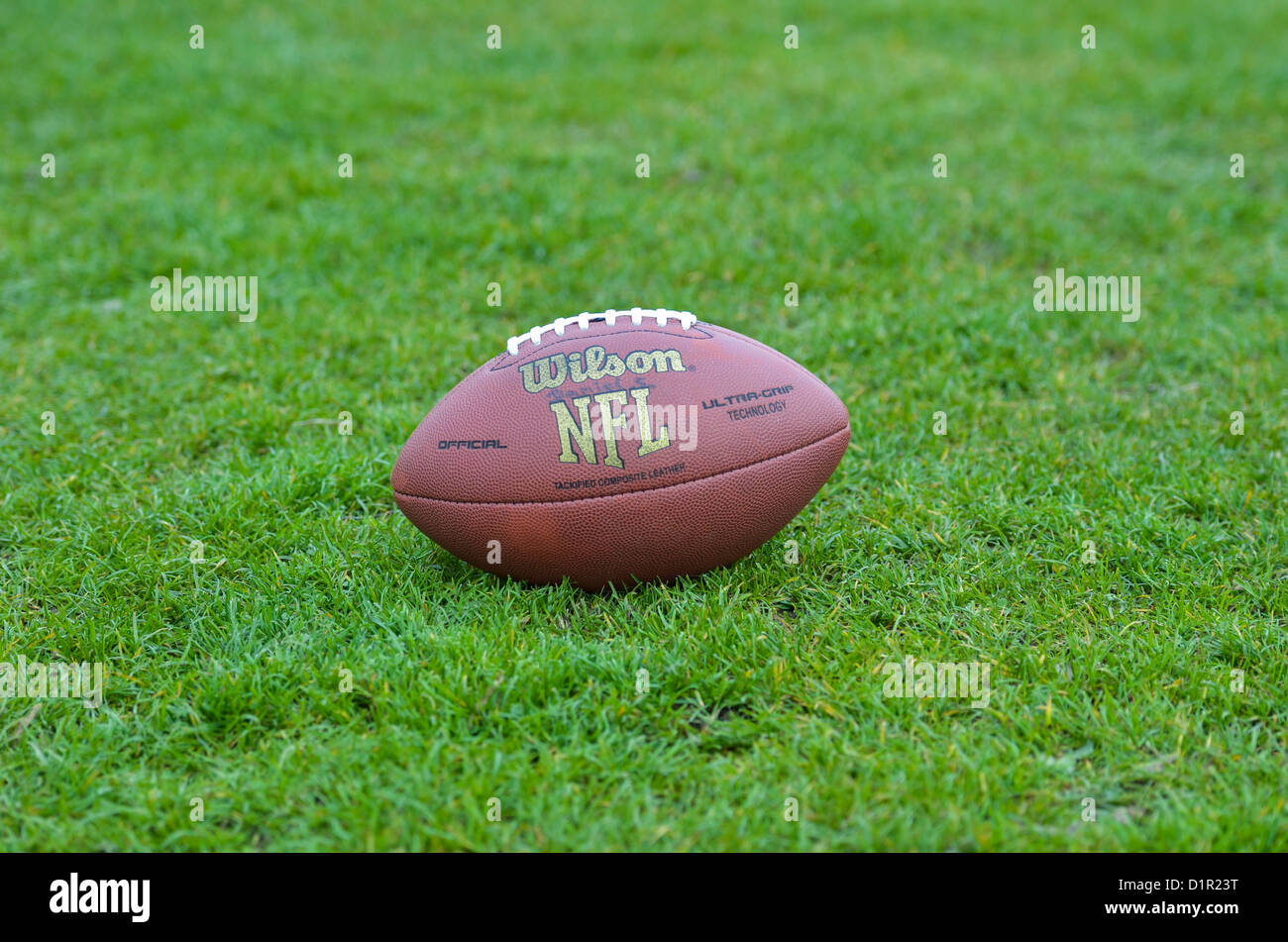 American Football Ball auf Rasen Stockfoto