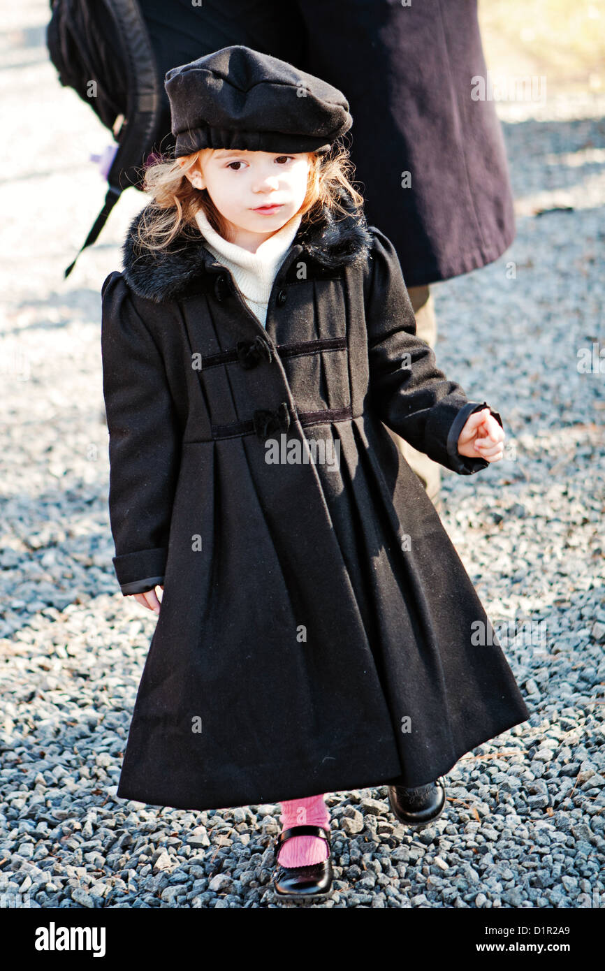 3 Jahre altes Kind zu Fuß auf Schotter Stockfoto