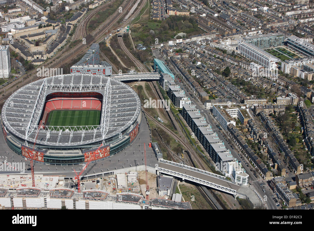 Luftaufnahme von The Emirates Stadium in Bezug auf das alte HIghbury-Stadion Stockfoto