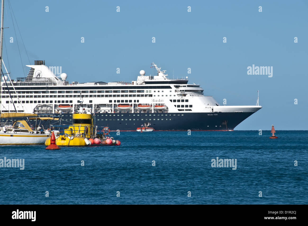 Holland America Maasdam, Segelboot und gelben u-Boot, Saint Barthelemy Stockfoto