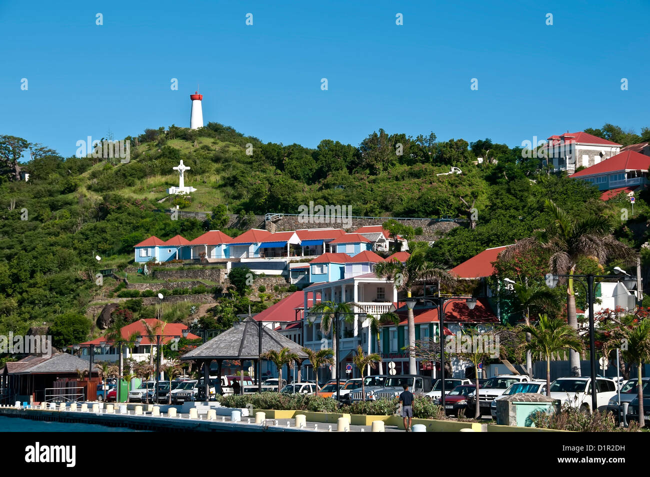 Die Innenstadt von Gustavia am Ufer Kai mit Hill und Gebäude mit roten Dächern, Saint Barthelemy Stockfoto