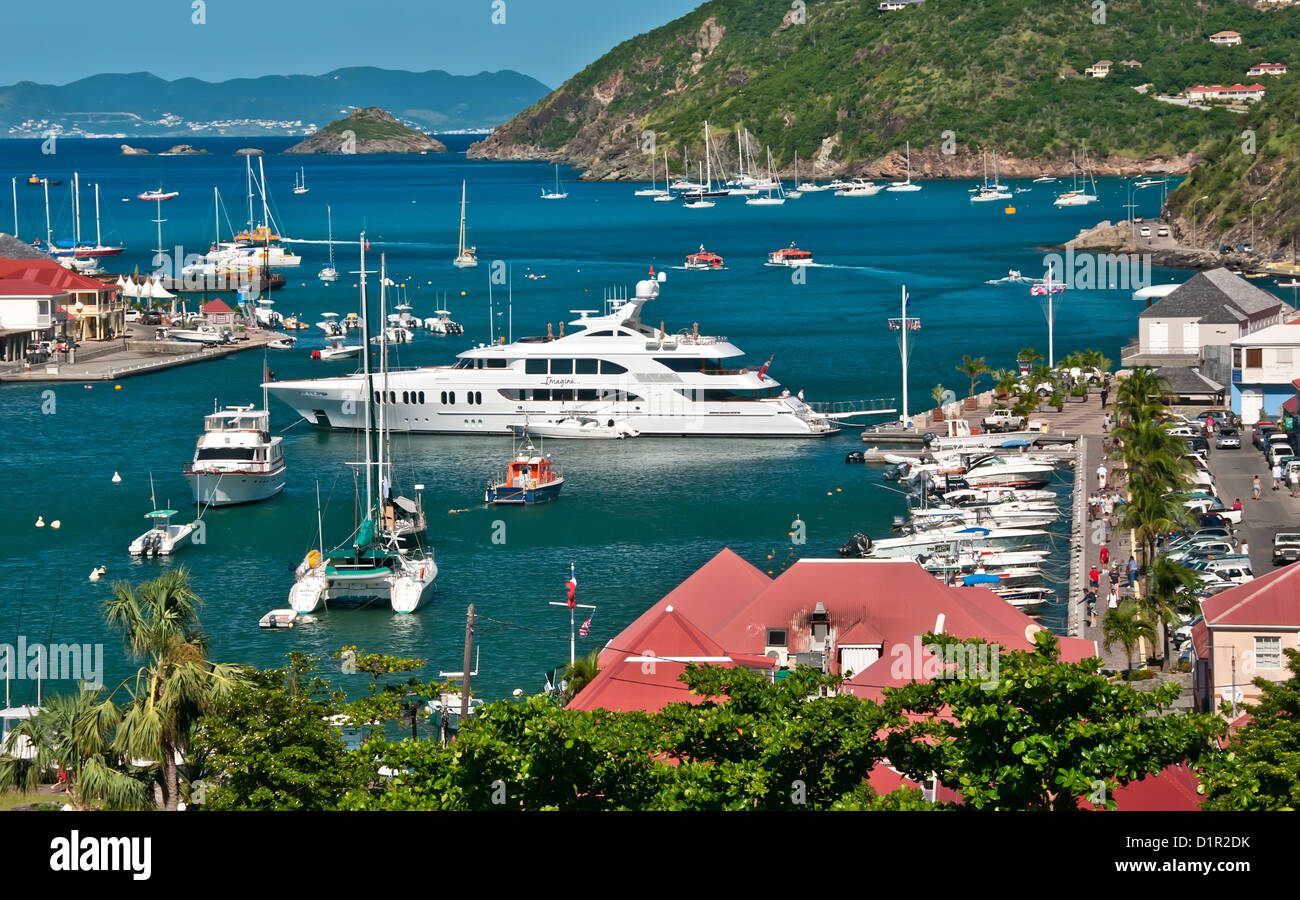 Oben schaut auf belebten Gustavia Hafen voll mit Yachten und Segelboote, Saint Barthelemy Stockfoto