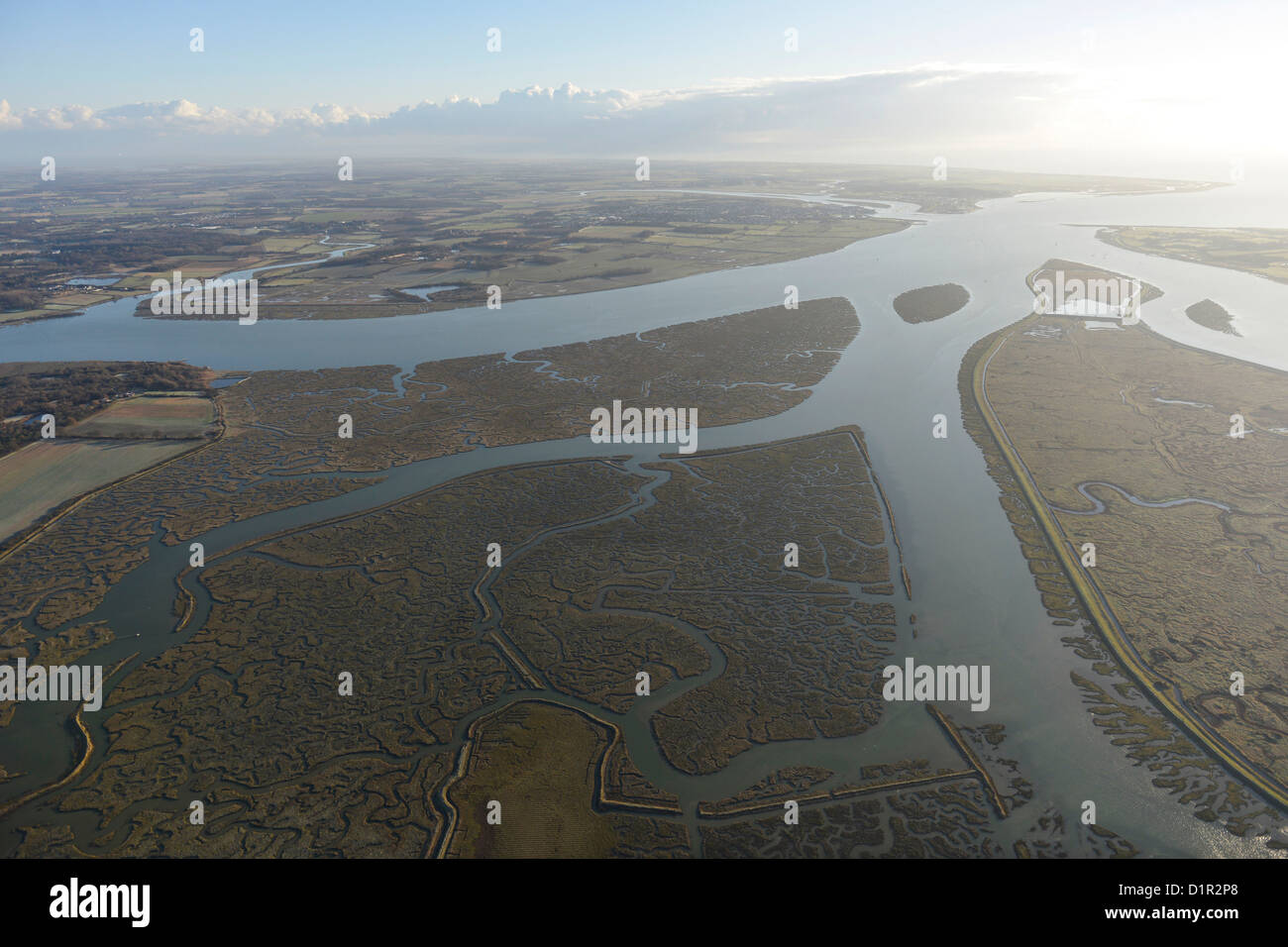 Luftaufnahme zeigt Flussmündung und Gezeiten Bäche Stockfoto