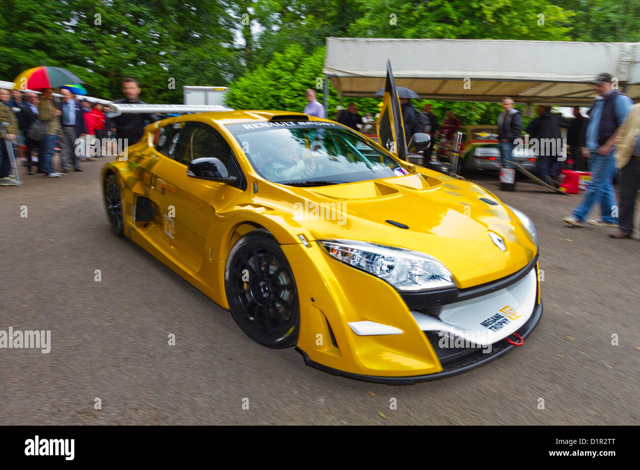 Panorama Bild 2012 Renault Megane Trophy II Auto verlassen das Fahrerlager auf dem Goodwood Festival of Speed, Sussex, UK. Stockfoto