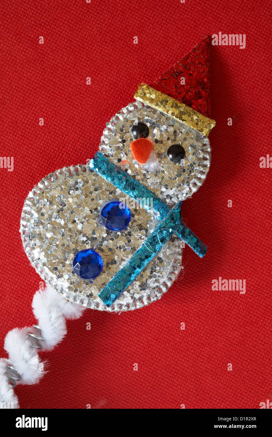 Schneemann Bopper Dekoration gesetzt auf rotem Grund Stockfoto