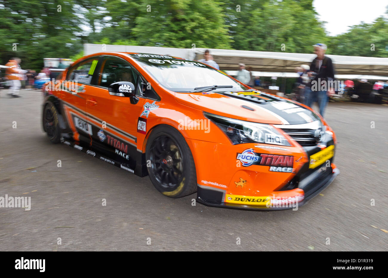 2011 lässt Toyota Avensis Tourenwagen mit Fahrer Frank Wrathall Fahrerlager am 2012 Goodwood Festival of Speed, Sussex, UK Stockfoto