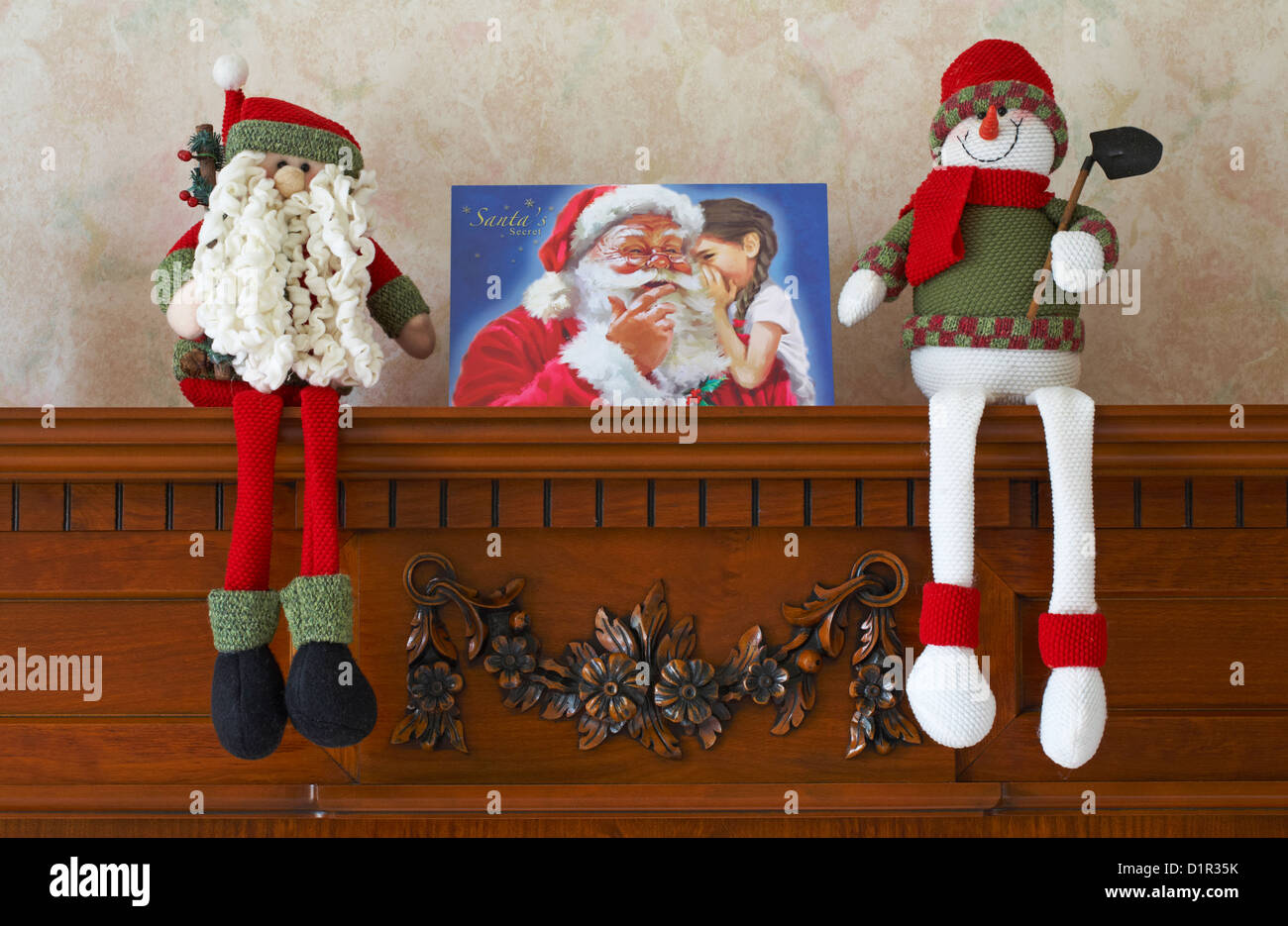 Weihnachtsschmuck und Weihnachtskarten am Kamin in der Lounge des Hauses in Großbritannien Stockfoto