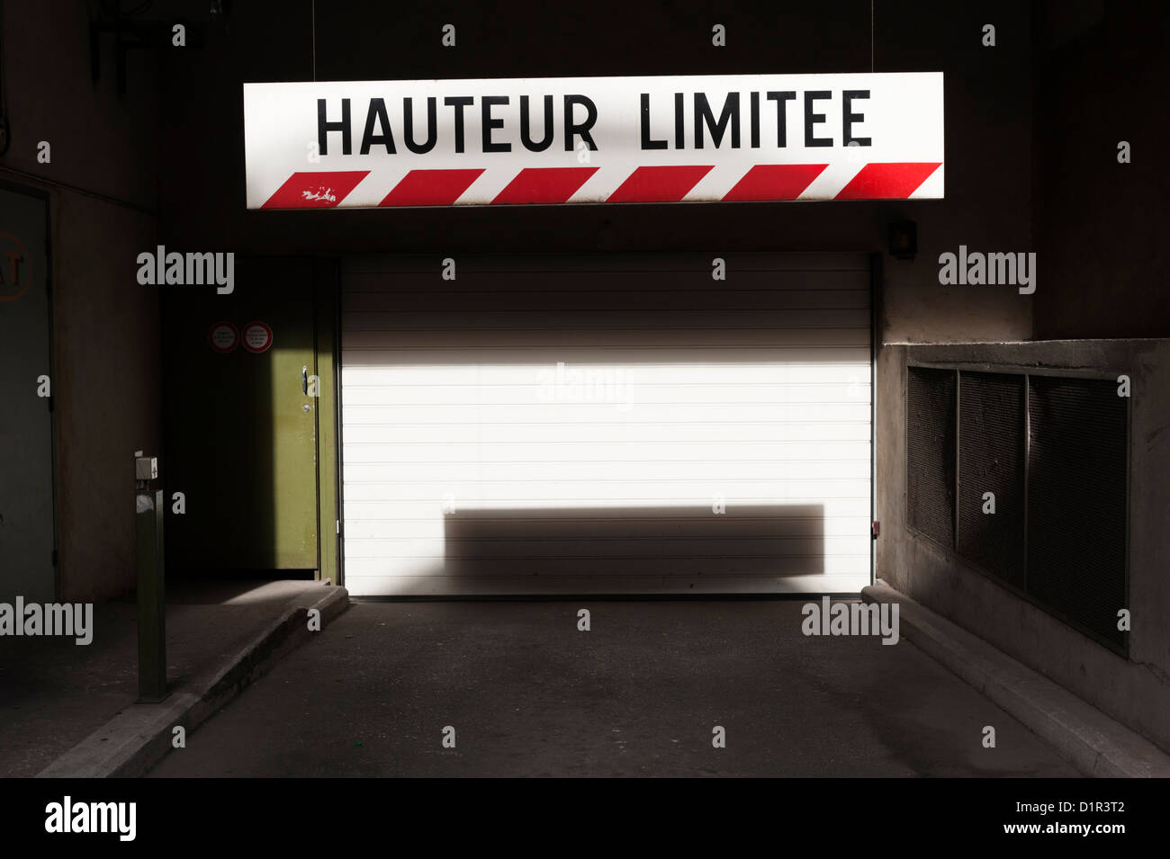 Paris, Frankreich: Höhe Begrenzung Warnzeichen in Französisch am Eingang einer Tiefgarage Stockfoto