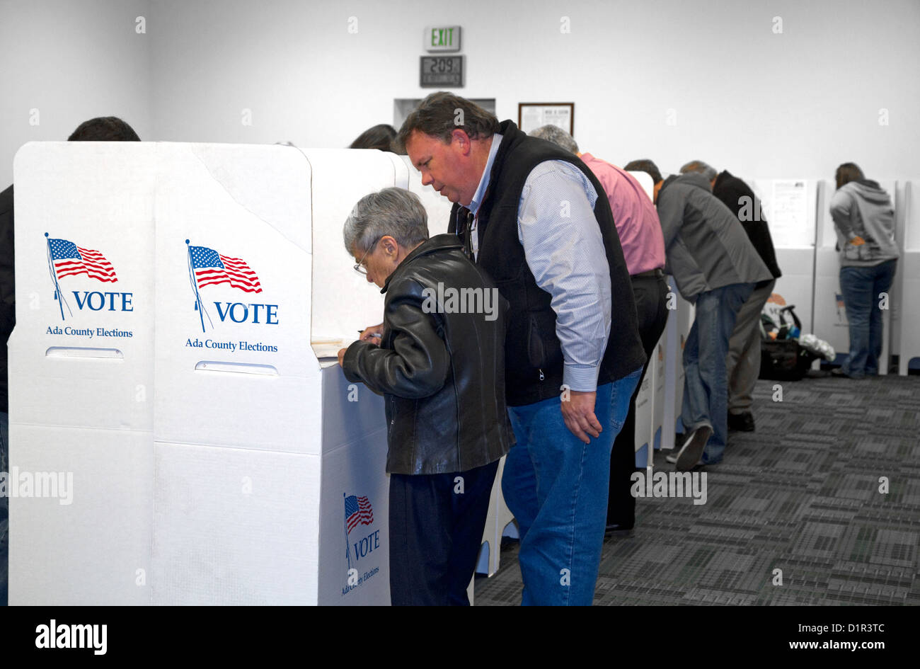 Die Menschen wählen in Karton Wahlkabinen in einem Wahllokal in Boise, Idaho, USA. Stockfoto