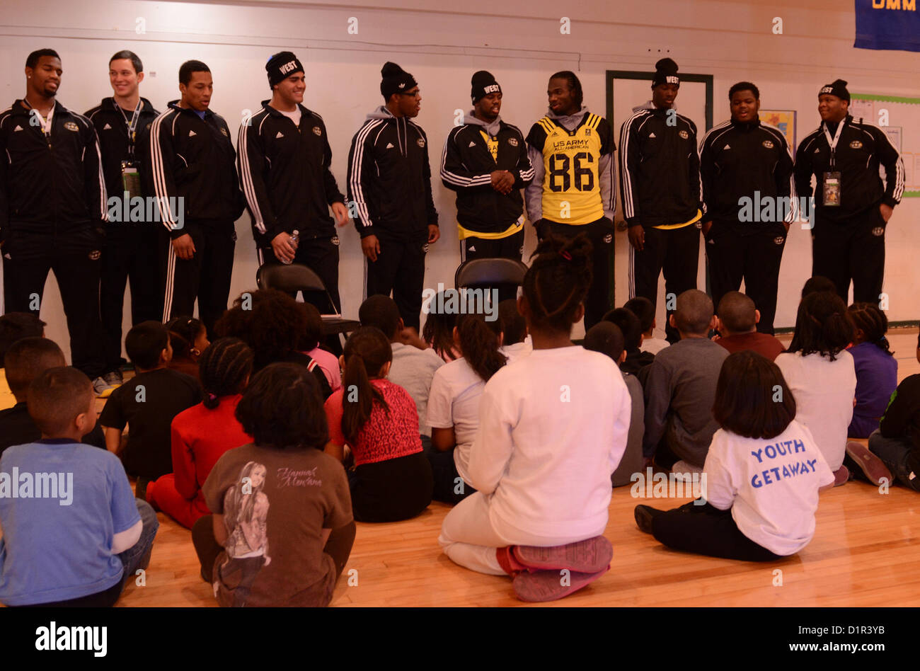 Spieler aus der US-Armee All-American Bowl besuchen Kinder aus SA Jugend in St. Paul United Methodist Church in San Antonio am 2. Januar. SA Jugend arbeitet an der Entwicklung von Charakter, Kraft, Talente und Fähigkeiten für risikoreiche städtischen Jugend in San Antonio. Der US-Armee All-American Bowl auswählen der Nation Top-High-School-Football-Spieler konkurrieren in der Bowl-Spiel am 5. Januar vorgesehen. (Foto: US Army Reserve SGT Andrew Valles, 205. Public Affairs Operations Center) Stockfoto