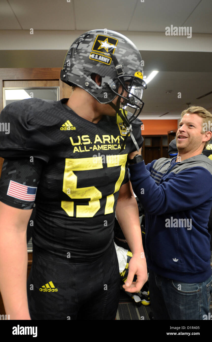 Wyatt Teller, ein Schüler von der Liberty High School, passt seine Uniform im Alamodome in San Antonio an, Texas, vor dem All-American Bowl der US Army, einem Event, bei dem Spitzensportler der Highschool vorgestellt werden. Stockfoto