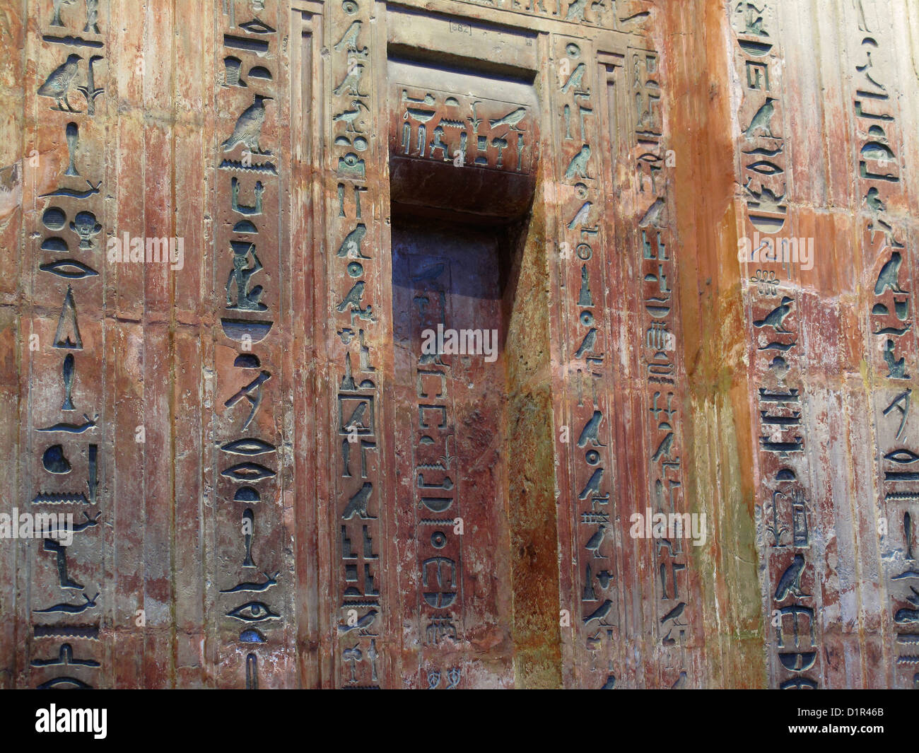 Ägyptische Hieroglyphen an der Wand Stockfoto
