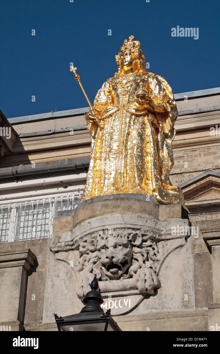 Die Statue der Königin Anne (von Francis Bird), Market House in Kingston upon Thames, Großbritannien nachschlagen. Stockfoto