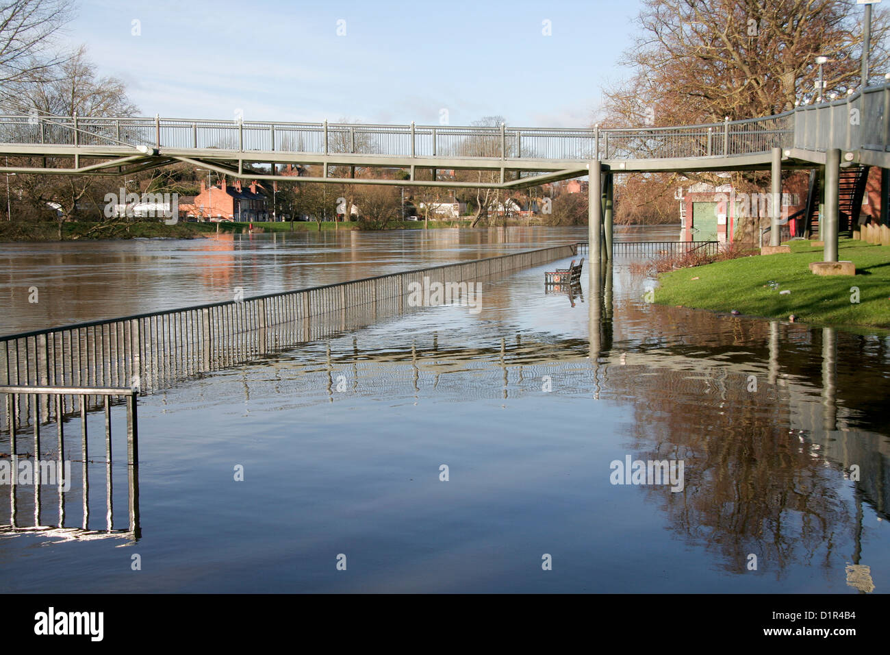 Überschwemmungen 1.1.2013 Fluss Severn Überläufe am Flussufer gehen Worcester Worcestershire England UK Stockfoto