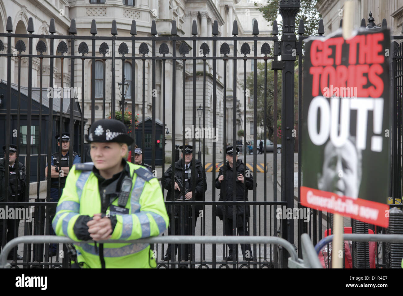 Polizei bewacht Downing Street 10. 10 s von Tausenden erwies sich um gegen Kürzungen der Regierung zu demonstrieren. Stockfoto