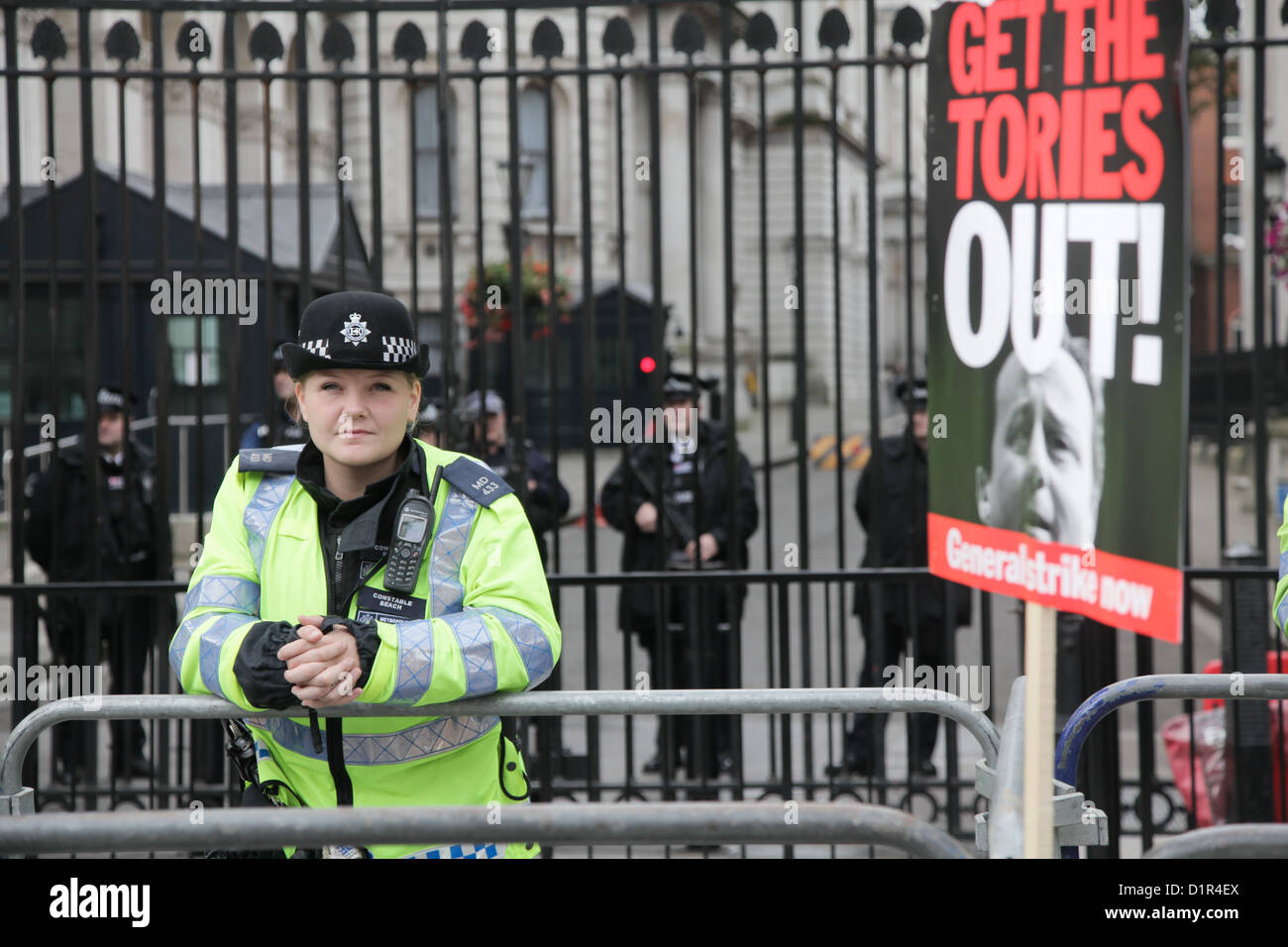 Polizei bewacht Downing Street 10. 10 s von Tausenden erwies sich um gegen Kürzungen der Regierung zu demonstrieren. Stockfoto