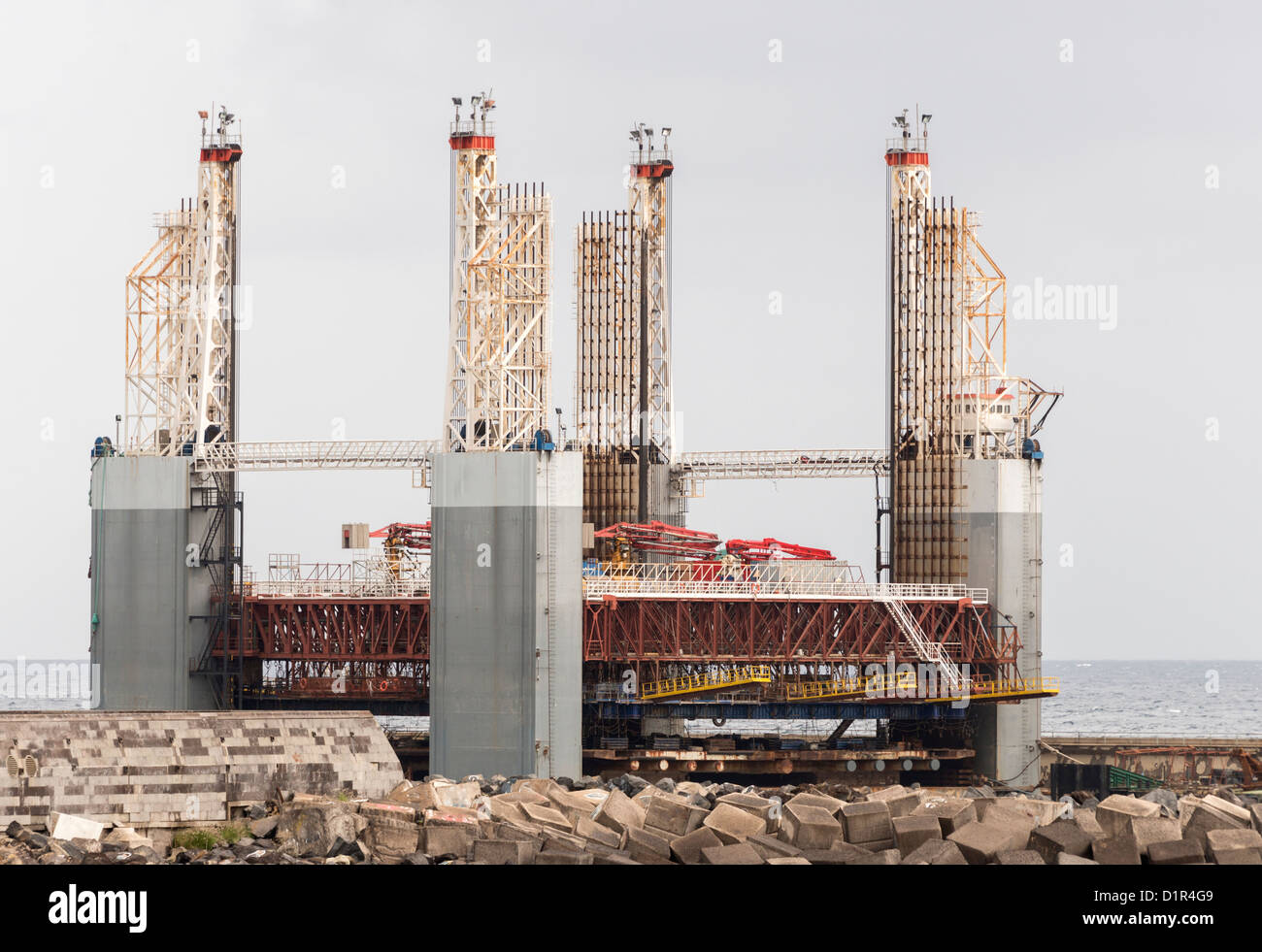 großen Ölplattform im Hafen Santa Cruz Teneriffa Stockfoto