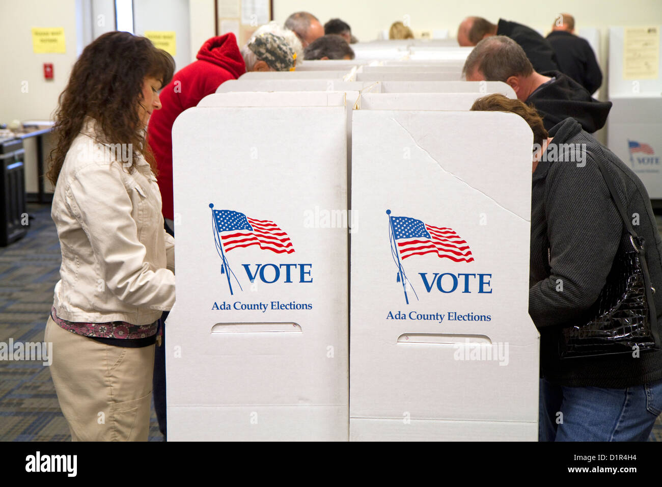 Die Menschen wählen in Karton Wahlkabinen in einem Wahllokal in Boise, Idaho, USA. Stockfoto