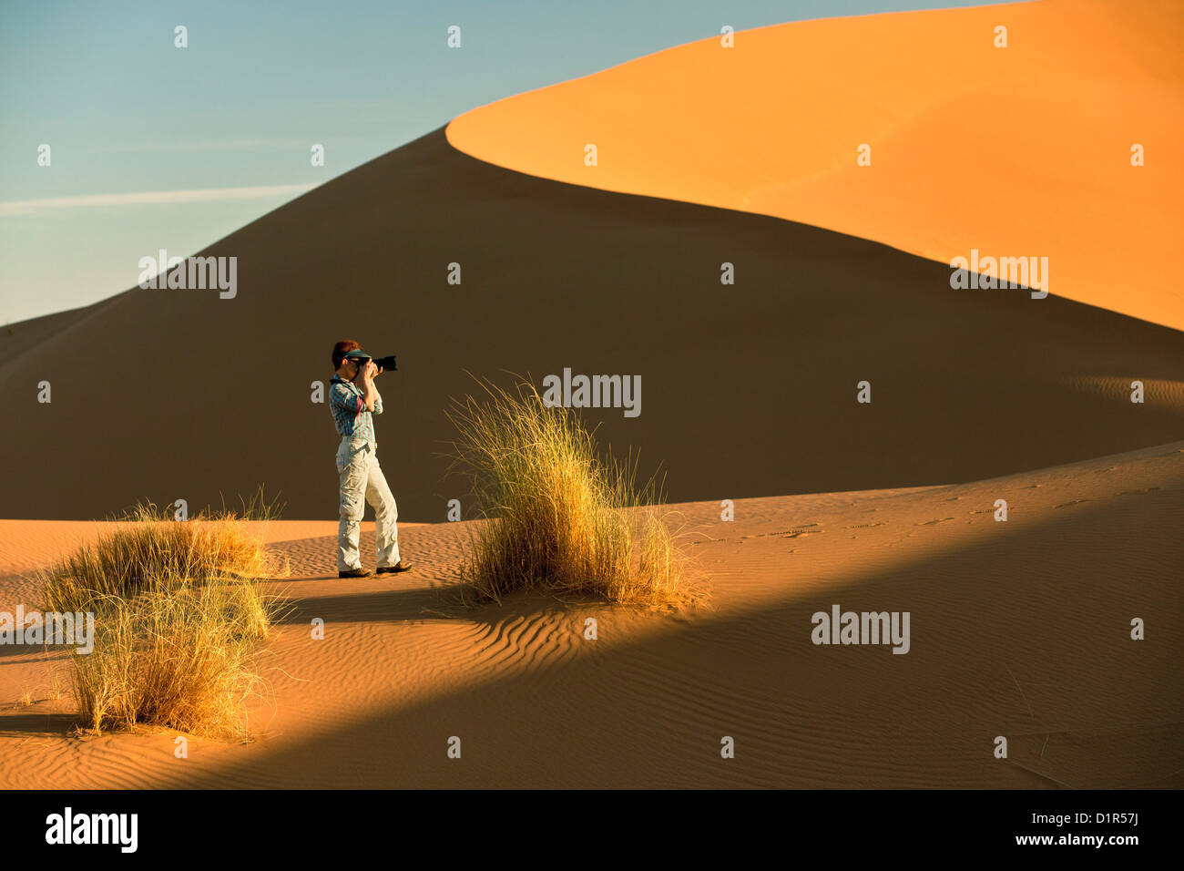 Marokko, M'Hamid, Erg Chigaga Sanddünen. Sahara. Fotograf Marjolijn van Steeden unter Bild auf Sand dune. Stockfoto