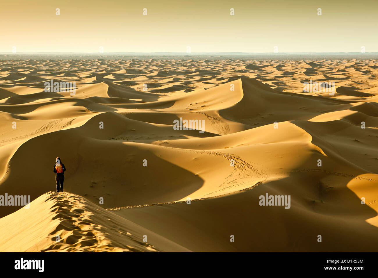 Marokko, M' Hamid, Erg Chigaga Dünen. Wüste Sahara. Tourist, Frau, auf der Sanddüne. Stockfoto