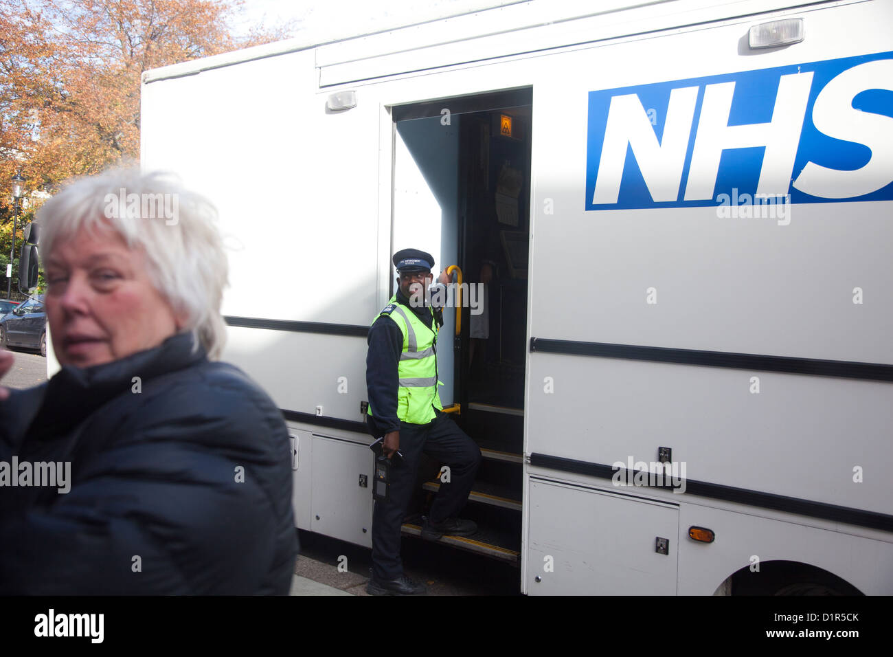Ein Parkwächter will wissen, wie lange die van geparkt bleiben wird. Stockfoto
