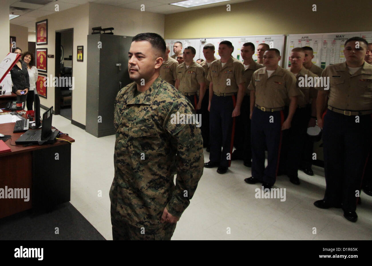 Staff Sgt Roque Palmerinvega, steht dann, während einer Zeremonie im Hauptquartier der Marine Corps Recruiting Station Phoenix in Phoenix, 2. Januar 2013 zum nächsten Gunnery Sergeant befördert werden. Palmerinvega, gebürtig aus Myton, Utah, und ein leicht gepanzertes Fahrzeug Crewman durch Handel, ist seit April 2010 einen Personalvermittler im Großraum Phoenix. "Es ist eine große Sache und erfordert einen viel weiteren Sinne der Führung," Maj Steven M. Ford, Kommandierender Offizier der R.S. Phoenix, sagte der Palmerinvegas Förderung. "Es ist eine Quintessenz Rang innerhalb des Militärs, du bist jetzt der"alten salzig Gunny,"und das ist Stockfoto