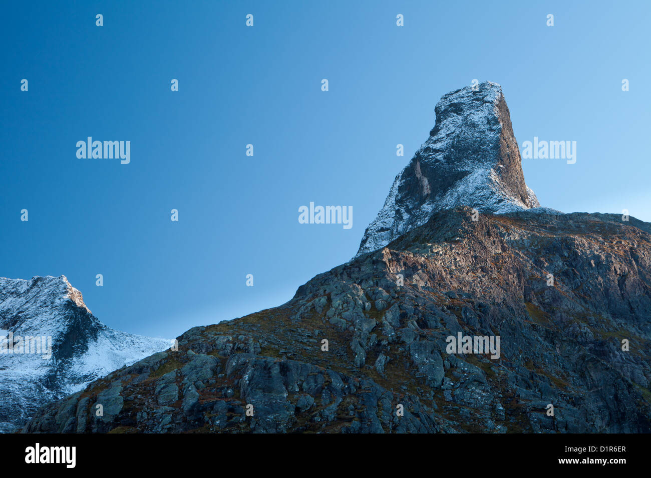 Der Gipfel Romsdalshorn im Tal Romsdalen, Rauma Kommune, Møre Og Romsdal, Norwegen. Stockfoto