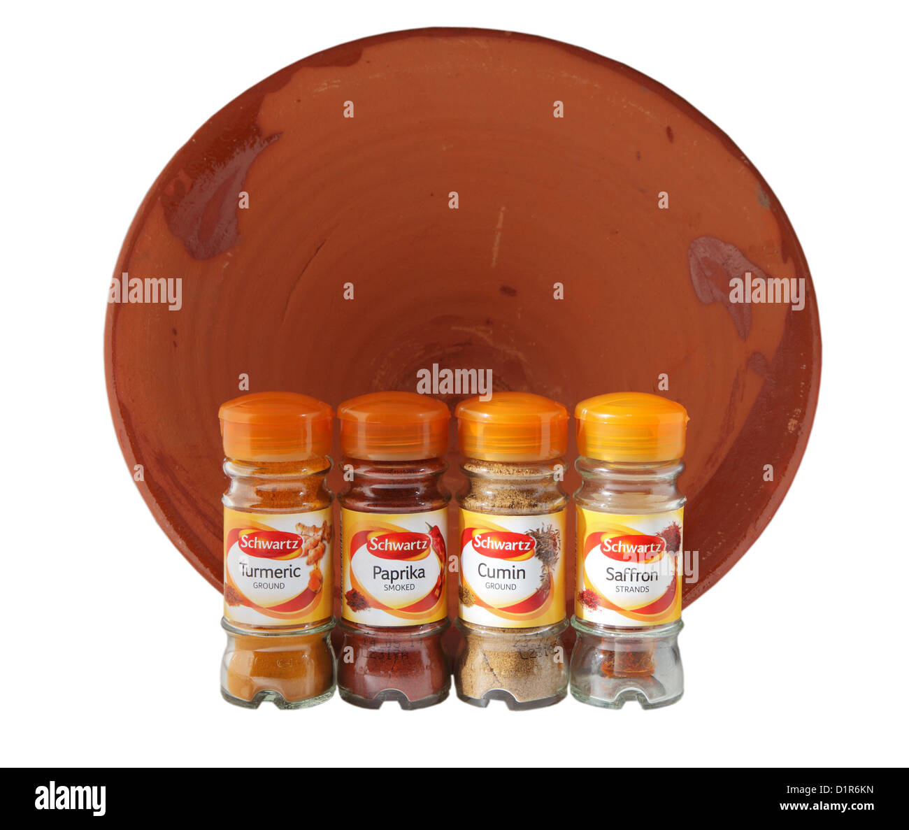 Auswahl von Schwartz Gewürze standen vor einer Tajine Keramik Kochtopf Stockfoto