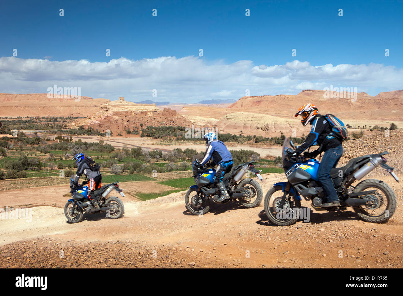 Marokko, Ait Ben Haddou, alte Festung oder Kasbah oder Ksar. Motorräder. Stockfoto