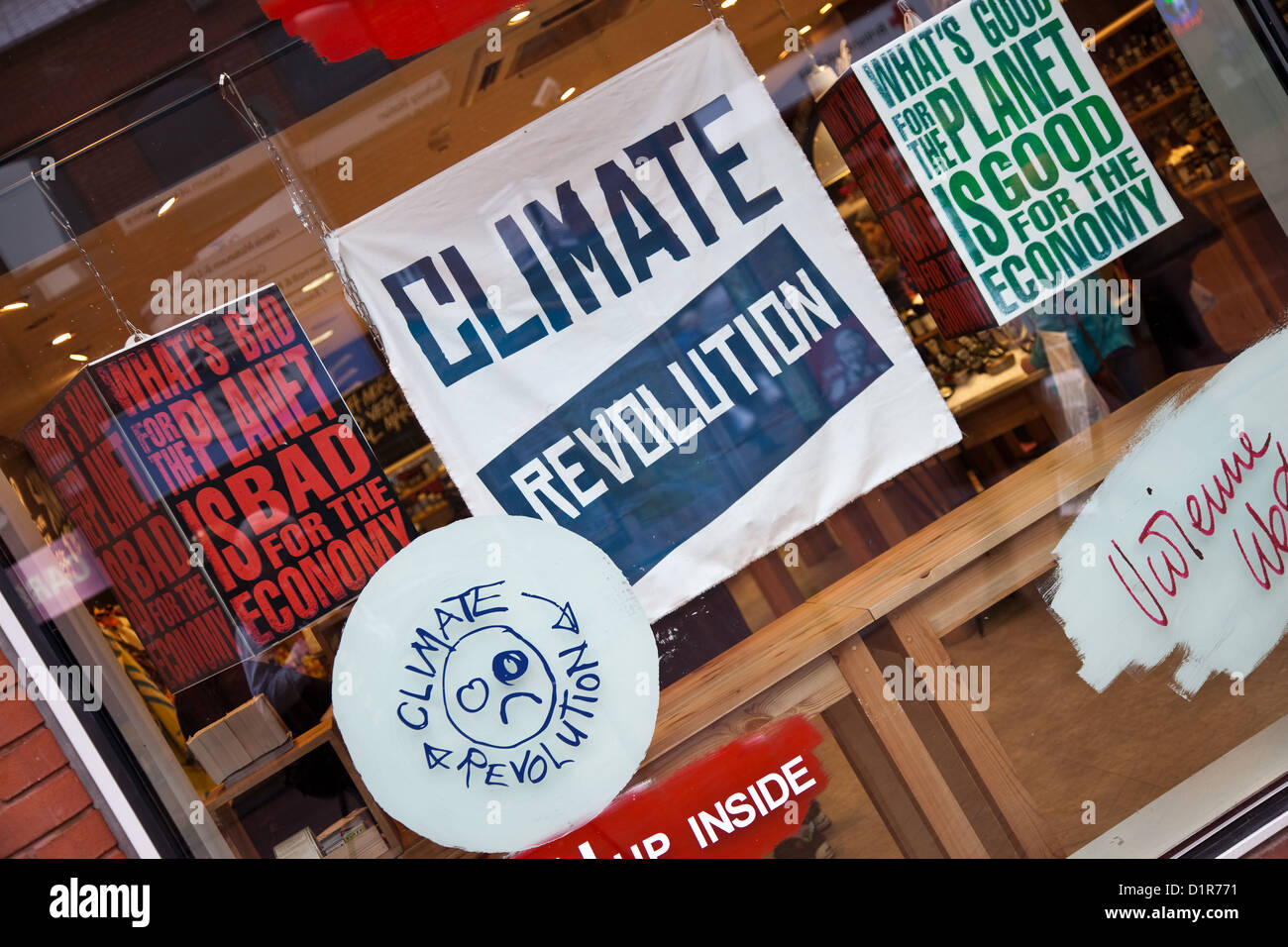 Climate Change, Planet Revolution & Economy Schilder in ÜPPIGEM Fresh Handmade Natural Cosmetics Fishergate Walk, Preston, Lancashire, Großbritannien Stockfoto