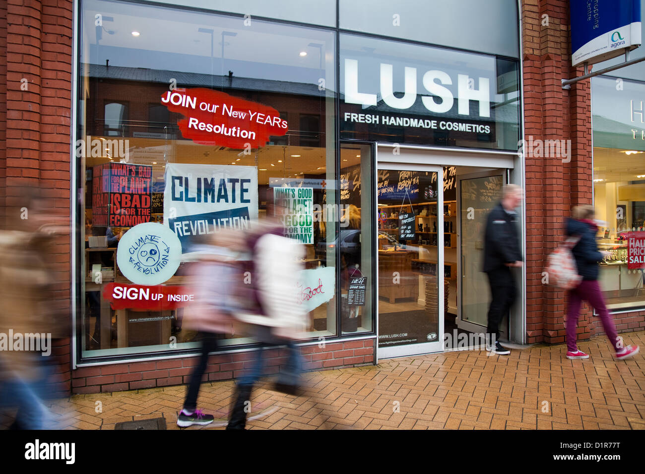 Passanten Lush Shop Kosmetik; Geschäfte und Käufer vorbei LUSH Fresh Handmade Naturkosmetik-Shop in Fishergate Walk, Preston, Stadtzentrum, Großbritannien Stockfoto