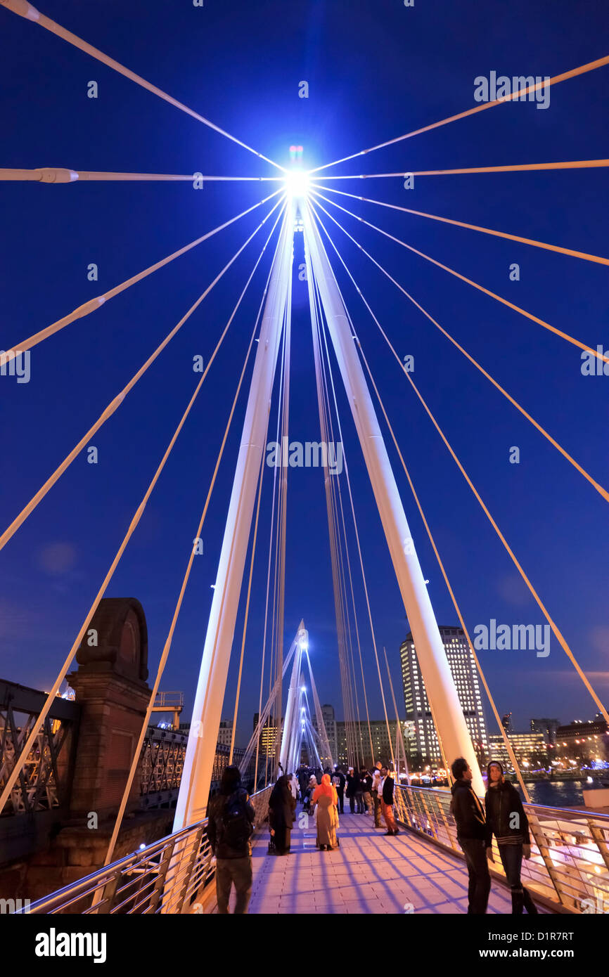 Fuß hinunter Hungerford Bridge in der Dämmerung, London, Vereinigtes Königreich Stockfoto
