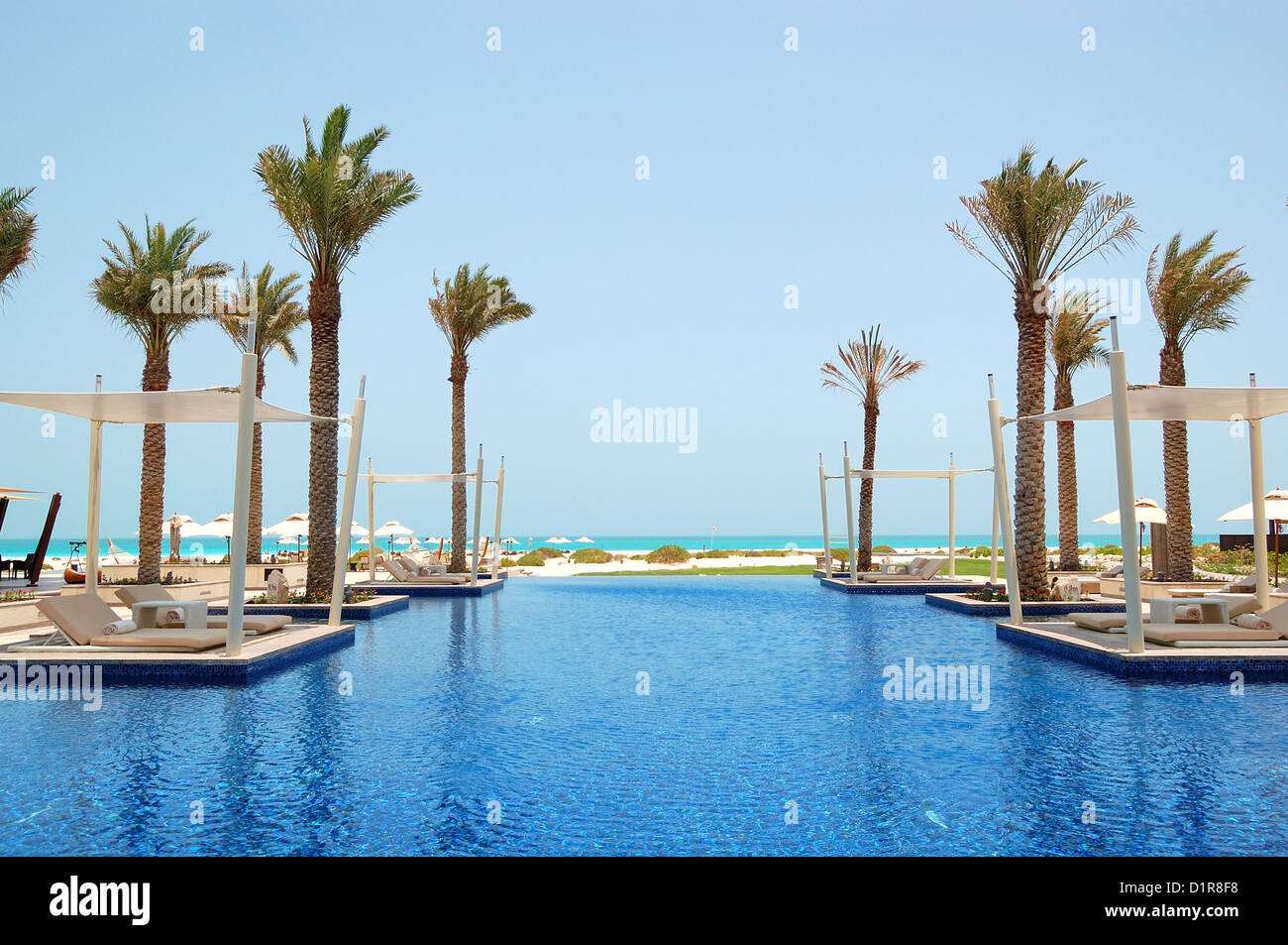 Schwimmbad des Luxushotels, Saadiyat Island, Abu Dhabi, Vereinigte Arabische Emirate Stockfoto