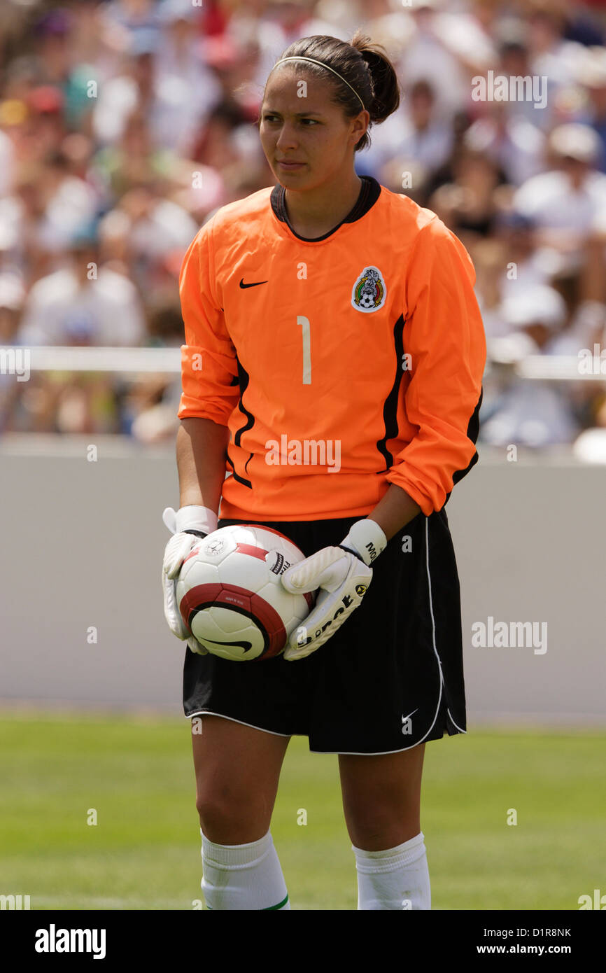 Mexiko-Torhüter Jennifer Molina in Aktion bei einem Freundschaftsspiel gegen die USA in Albuquerque, New Mexico. Stockfoto