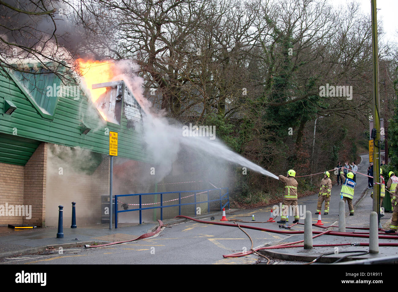 Laindon, Basildon, Essex, 3. Januar 2013. Vier Geschäfte in einer Parade, bekannt als die Dreieck-Geschäfte wurden bei einem schweren Brand zerstört, die geglaubt wurde, um durch eine elektrische Störung in einem Schlot verursacht worden sein.  Fish &amp; Chips-Shop, der Chinese zum mitnehmen, die Friseure und der McColl-Convenience-Store wurden völlig zerstört. Vier Pumpen der Essex Feuerwehr bekämpft das Feuer. Es wird vermutet, dass niemand verletzt wurde. Stockfoto