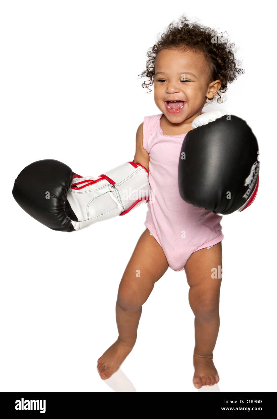 Studio-Porträt der niedliche kleine gemischte Rennen Mädchen Kleinkind tragen riesige Boxhandschuhe Stockfoto