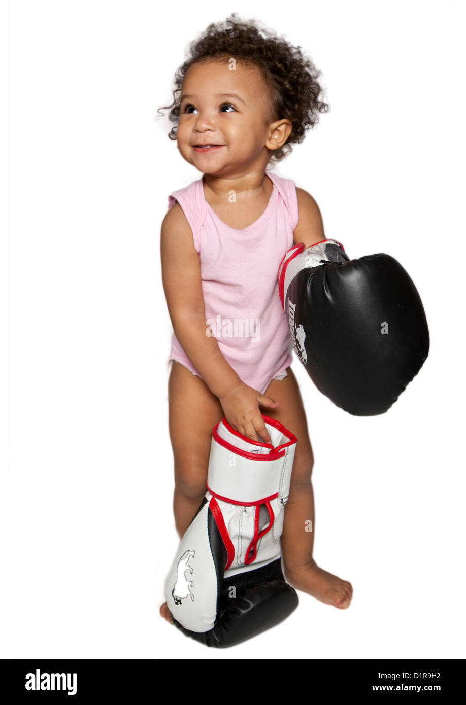 Studio-Porträt der niedliche kleine gemischte Rennen Mädchen Kleinkind tragen riesige Boxhandschuhe Stockfoto