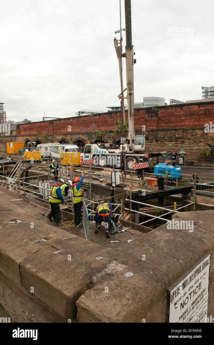 Büro Schloss; Leeds & Liverpool Canal, Leeds; Ersetzen einer Schleuse Stockfoto