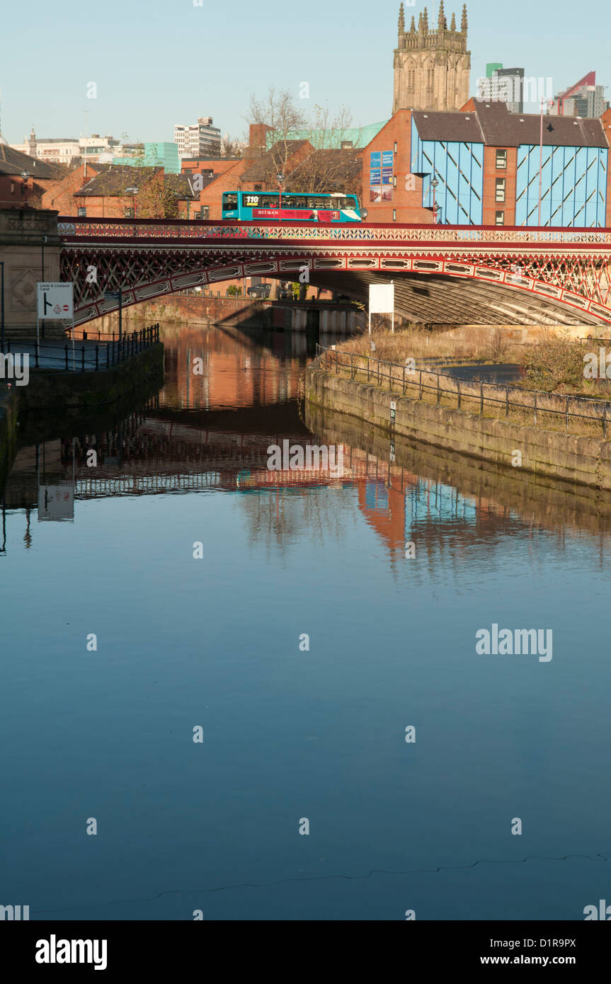 Crown Point Brücke über den Fluss Aire, Leeds Stockfoto