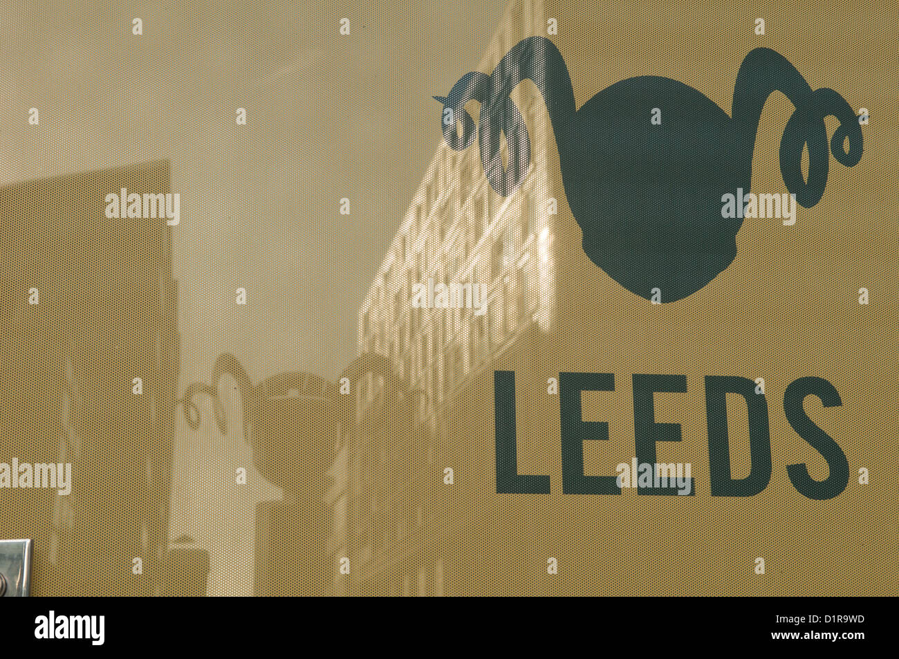 Royal Armouries gehörnten Maske Logo und Reflexion Stockfoto