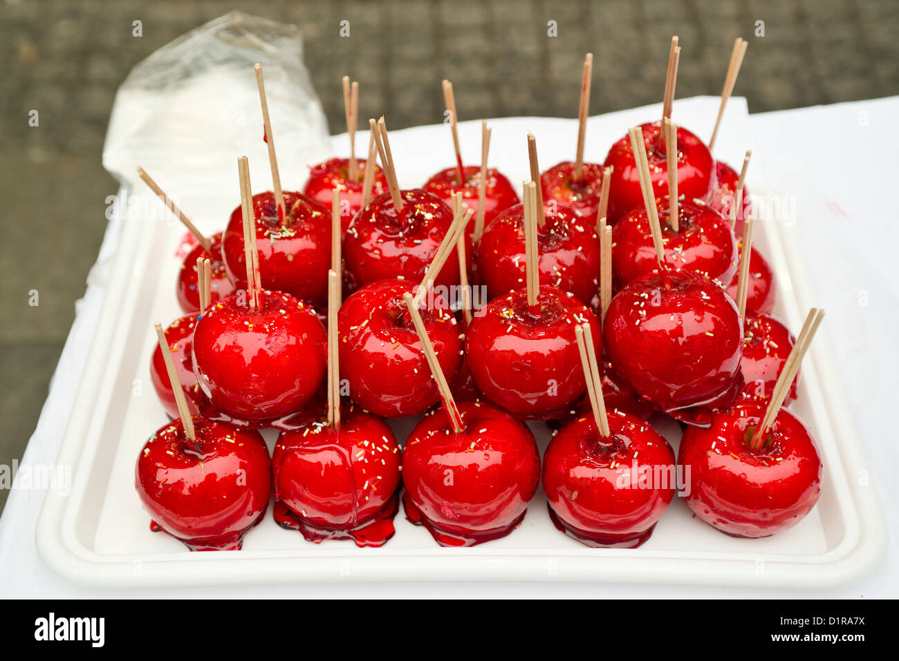 Schön lecker rote Liebesäpfel auf einem Tisch. Stockfoto