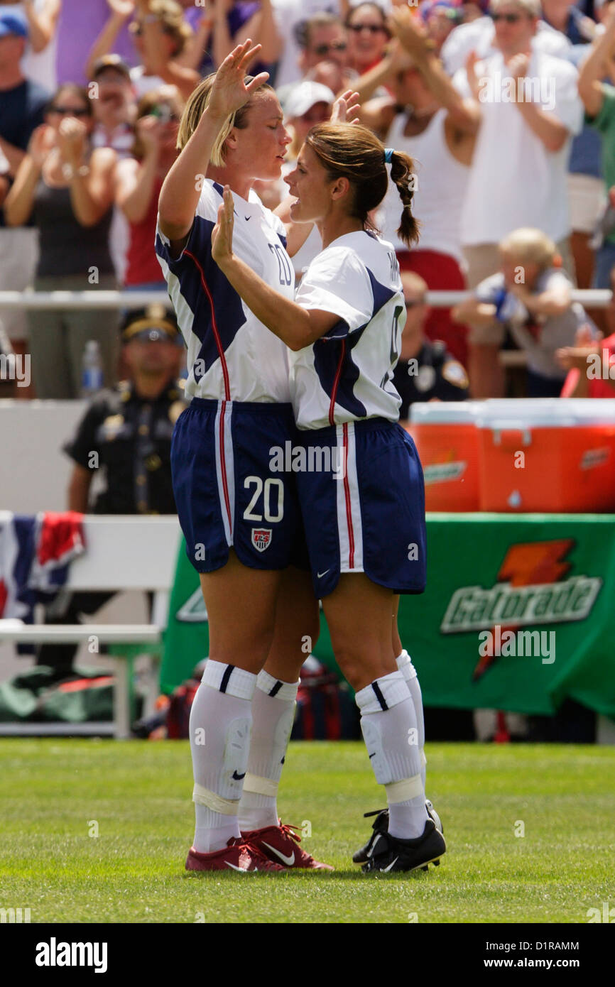 Abby Wambach (L) und Mia Hamm (R) der Vereinigten Staaten feiern Hamm Ziel bei einem Freundschaftsspiel gegen Mexiko. Stockfoto