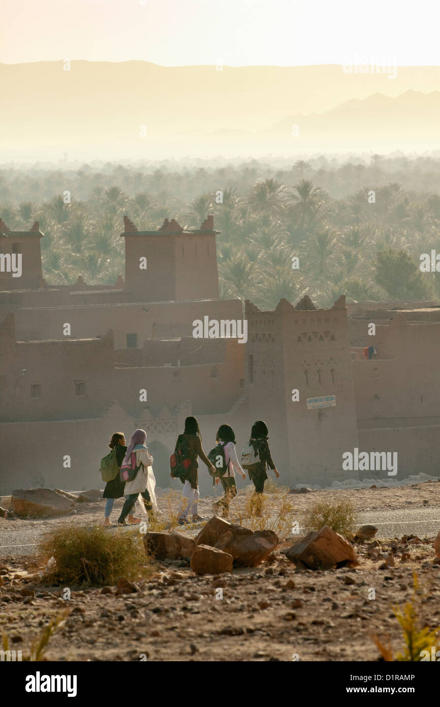 Marokko, in der Nähe von Zagora, Kasbah Ziwane. Sonnenaufgang über Oase und Palmen. Kasbah und Ksar (befestigtes Dorf). Stockfoto