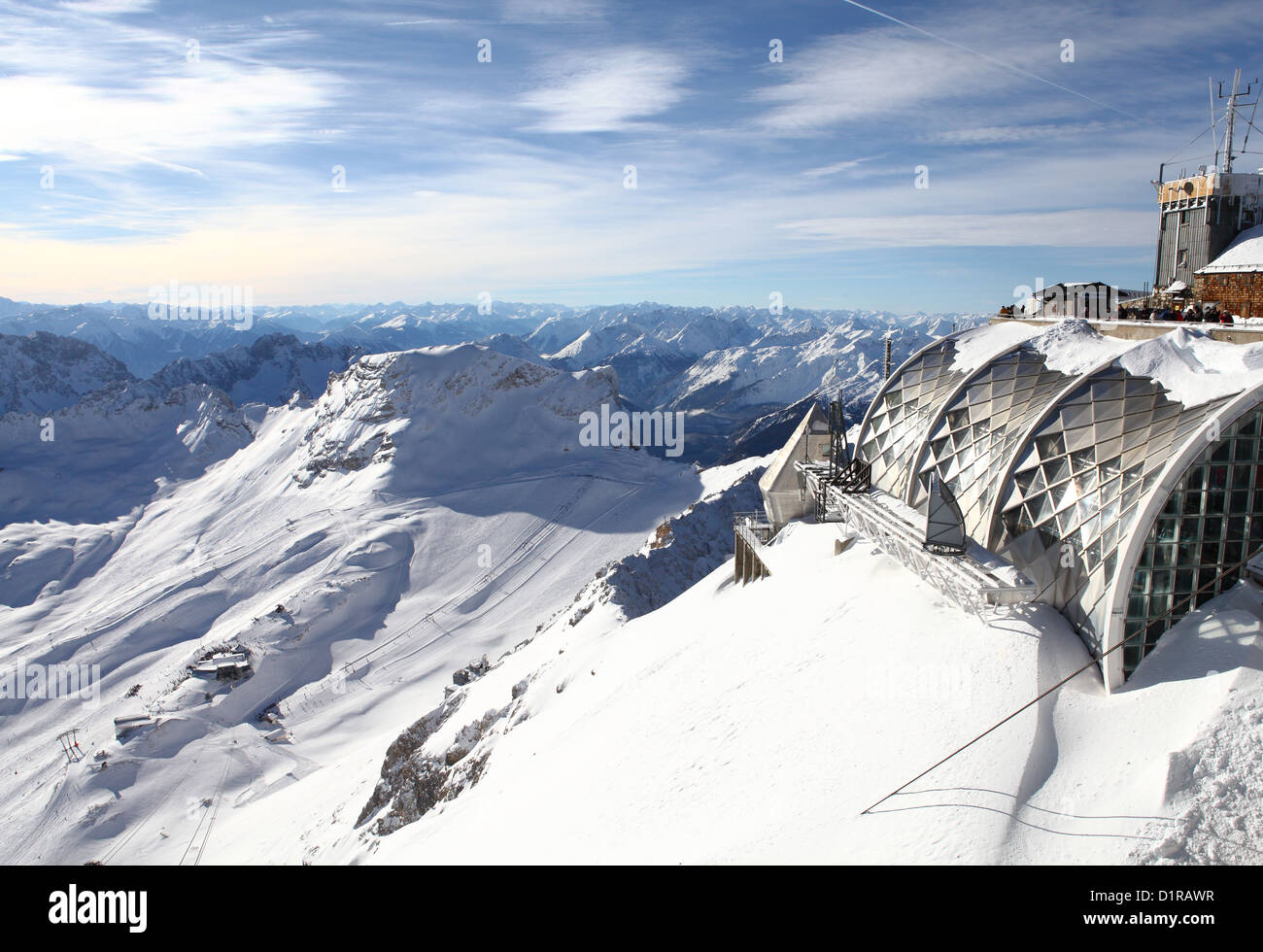 Wetterstation am europäischen Alpen gesehen vom höchsten deutschen Berg  Zugspitze Stockfotografie - Alamy