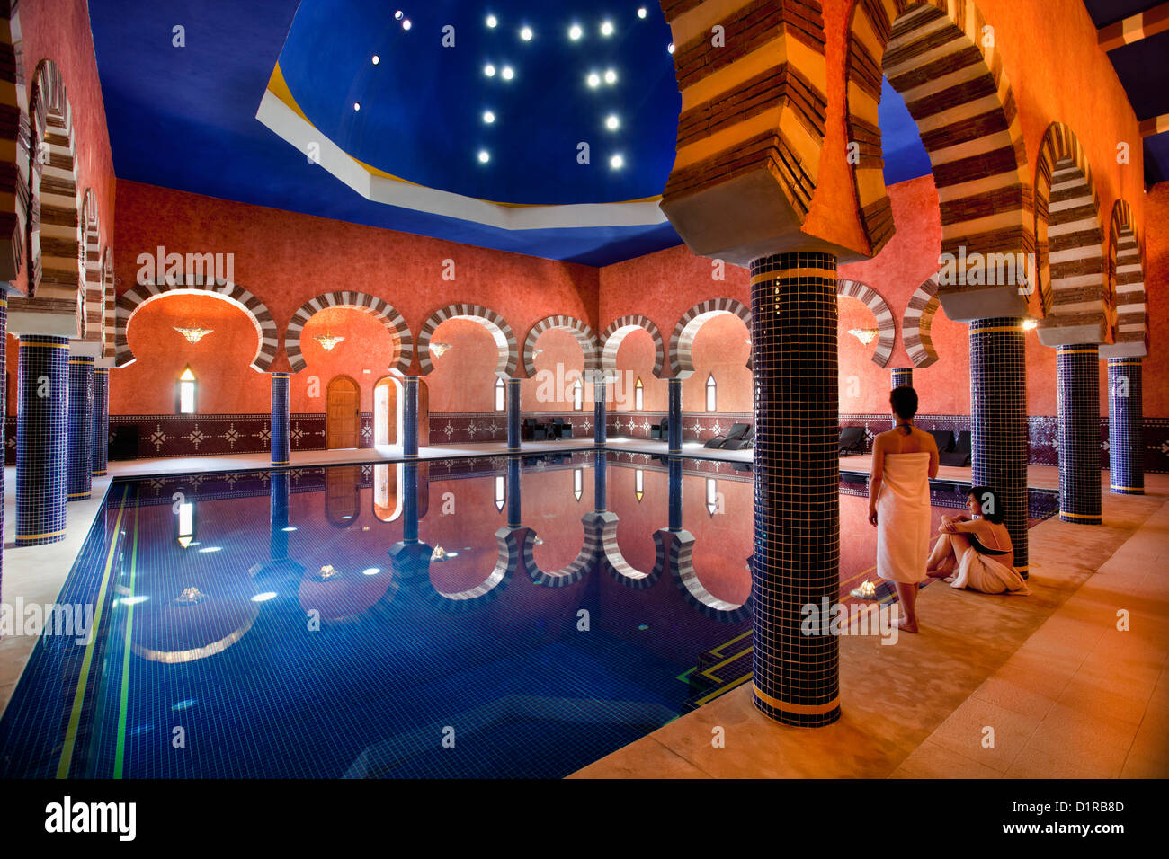 Marokko, M'Hamid el Ghizlane, Hotel Azalay. Indoor-Swimmingpool. Frauen. Stockfoto