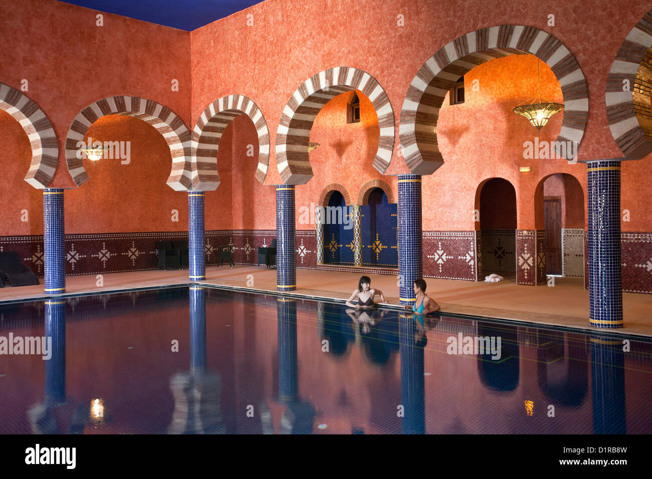 Marokko, M'Hamid el Ghizlane, Hotel Azalay. Indoor-Swimmingpool. Frauen. Stockfoto