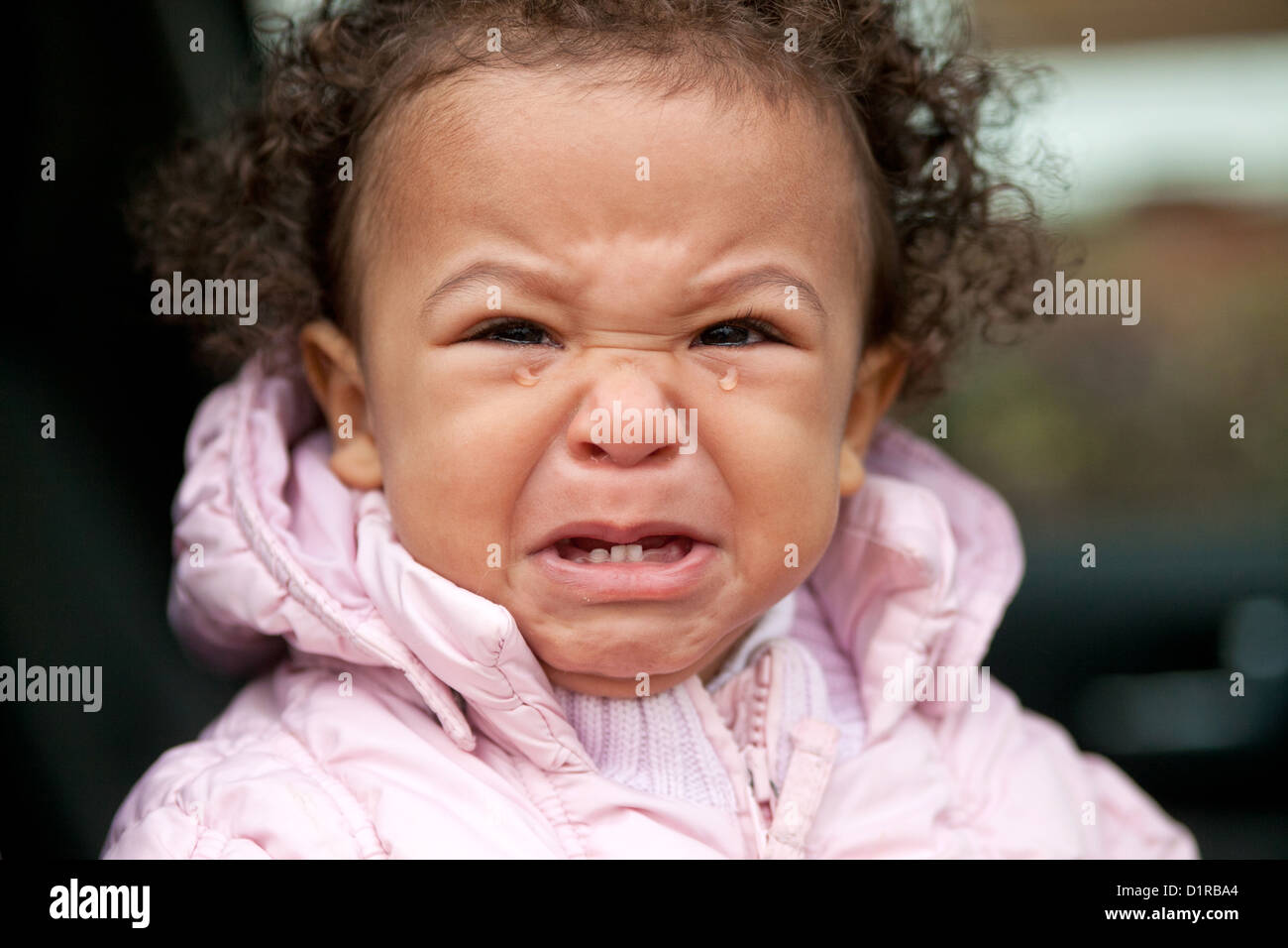 Porträt eines jungen Mischlinge Kleinkind Mädchen Dicke Tränen weinen Stockfoto