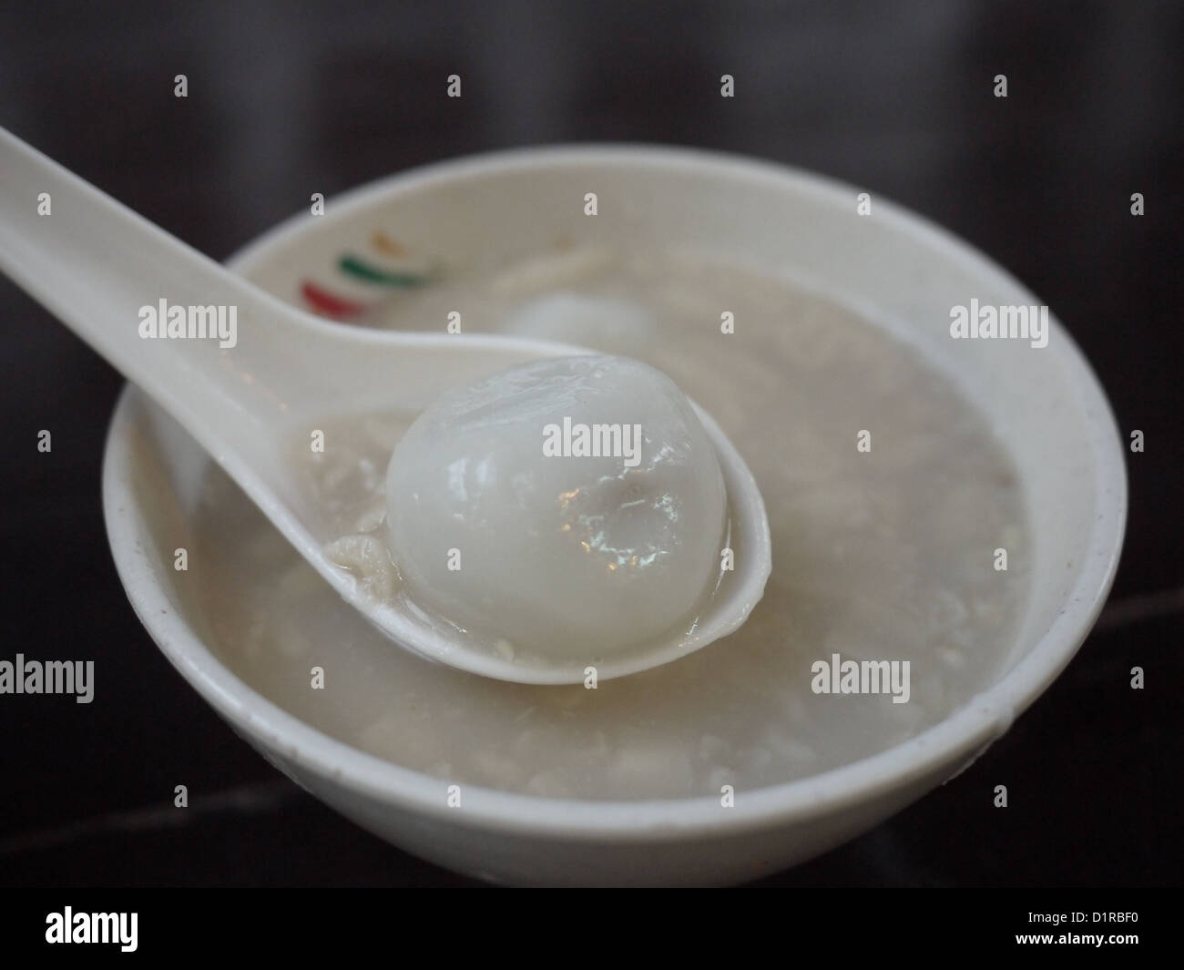 Beliebte asiatische Reis-Kugel-Dessert im Erdnusssuppe Stockfoto