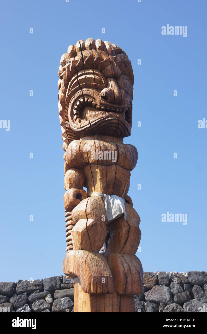 Alte hölzerne Statue des hawaiischen Gott am Ke'eku Heiau, vorchristlichen Tempels in der Nähe von Kahalu'u Bay, Hawaii Stockfoto